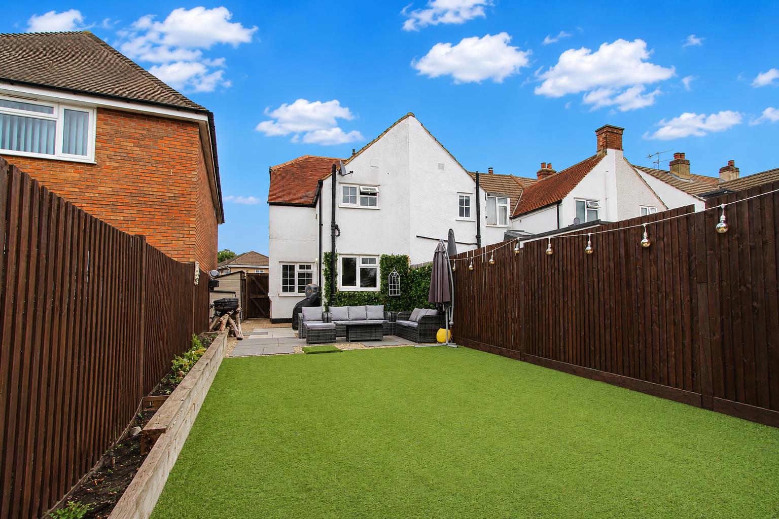 2 bed property in Canons Lane, Tadworth